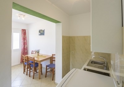 apartman žuti, kuhinja i blagovaonica